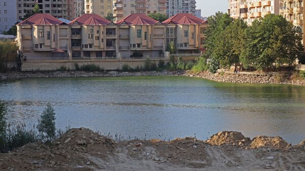 Озеро, находящееся в Ясамальском районе Баку, позади жилого комплекса Три короны - Sputnik Азербайджан