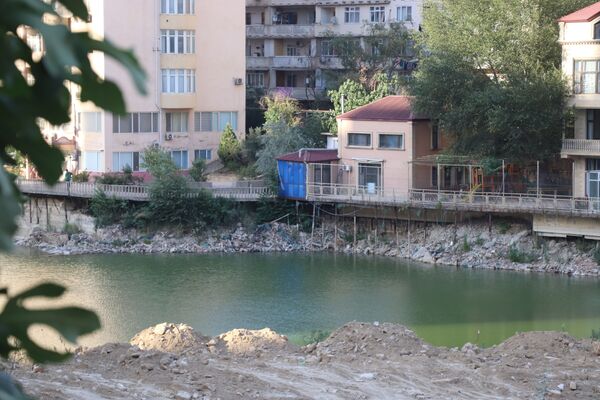 Искусственное озеро на пересечении улиц Гасан бека Зардаби и Акима Аббасова в Ясамальском районе Баку - Sputnik Азербайджан