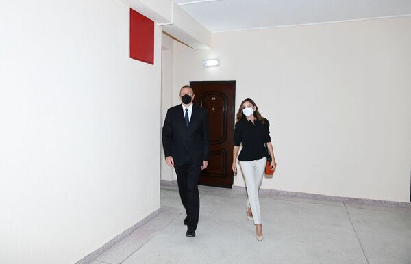 Президент Алиев и его супруга подарили квартиры и машины семьям шехидов и инвалидам войны Президент Алиев и его супруга подарили квартиры и машины семьям шехидов и инвалидам войны - Sputnik Азербайджан