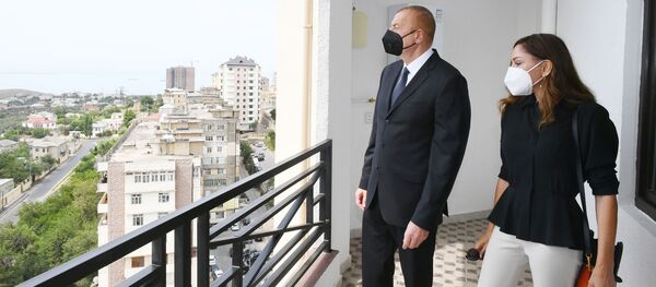 İlham Əliyev mənzillərin təqdim olunması mərasimində - Sputnik Азербайджан