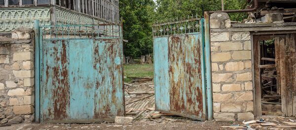 Разрушенный жилой дом в селе Дондар Гушчу Товузского района Азербайджана  - Sputnik Азербайджан