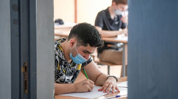 Экзамен во время пандемии в школе №5 - Sputnik Азербайджан