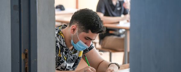 Экзамен во время пандемии в школе №5 Экзамен во время пандемии в школе №5 - Sputnik Азербайджан