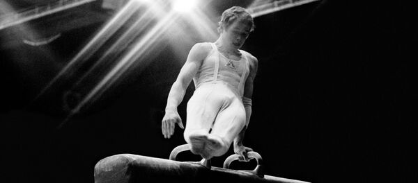 Абсолютный чемпион мира и Европы (1979), двукратный победитель соревнований на Кубок мира (1978-1979) по гимнастике Александр Дитятин выполняет упражнение на коне Абсолютный чемпион мира и Европы (1979), двукратный победитель соревнований на Кубок мира (1978-1979) по гимнастике Александр Дитятин выполняет упражнение на коне - Sputnik Азербайджан