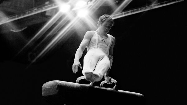 Абсолютный чемпион мира и Европы (1979), двукратный победитель соревнований на Кубок мира (1978-1979) по гимнастике Александр Дитятин выполняет упражнение на коне - Sputnik Азербайджан