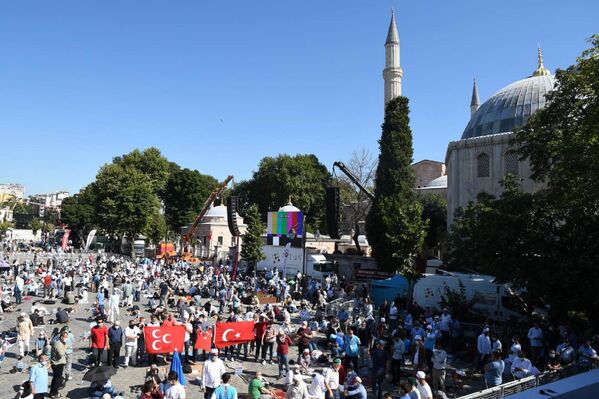 Верующие перед намазом на площади Султанахмет у собора Святой Софии в Стамбуле  - Sputnik Azərbaycan
