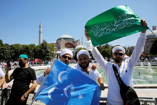 Верующие перед намазом на площади Султанахмет у собора Святой Софии в Стамбуле // Sputnik / Emre Oz - Sputnik Азербайджан
