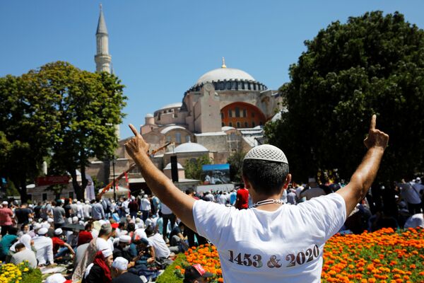 Верующие перед намазом на площади Султанахмет у собора Святой Софии в Стамбуле // Sputnik / Emre Oz - Sputnik Azərbaycan