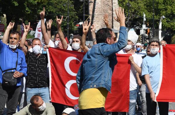 Верующие перед намазом на площади Султанахмет у собора Святой Софии в Стамбуле - Sputnik Azərbaycan