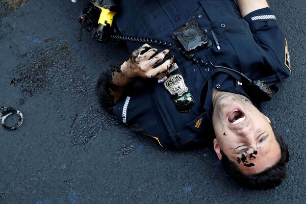Полицейский во время протеста у Трамп-тауэр на Манхэттене, Нью-Йорк - Sputnik Азербайджан