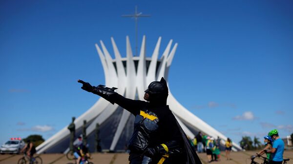 Участник протестов в костюме Бэтмена в Бразилии - Sputnik Азербайджан