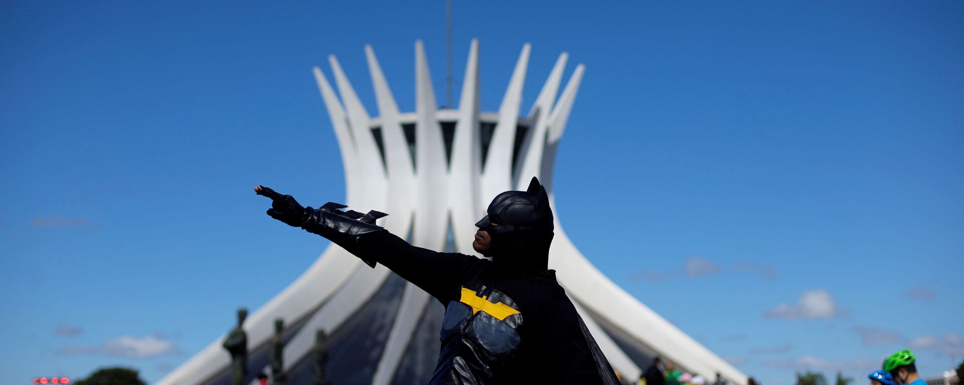 Участник протестов в костюме Бэтмена в Бразилии - Sputnik Азербайджан, 1920, 13.09.2021