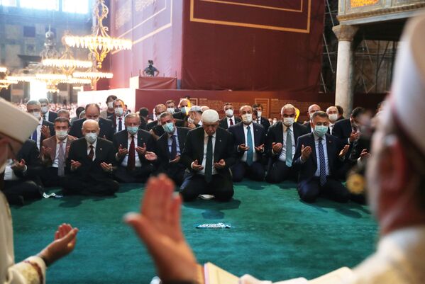 Президент Турции Реджеп Тайип Эрдоган на пятничной молитве в Соборе Святой Софии в Стамбуле - Sputnik Azərbaycan