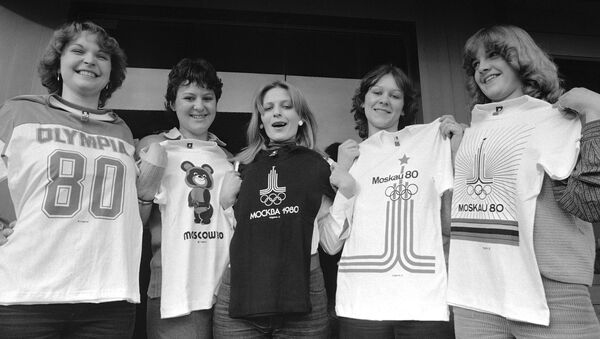  Девушки с футболками с эмблемами Олимпиады-80 - Sputnik Азербайджан