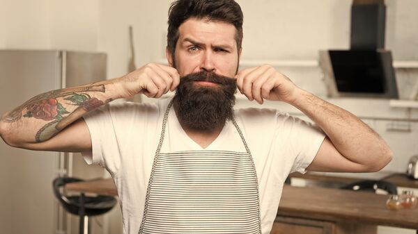 Бородатый мужчина на кухне - Sputnik Азербайджан