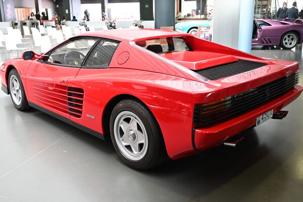 Автомобиль Ferrari Testarossa в Автомобильном музее Турина - Sputnik Азербайджан