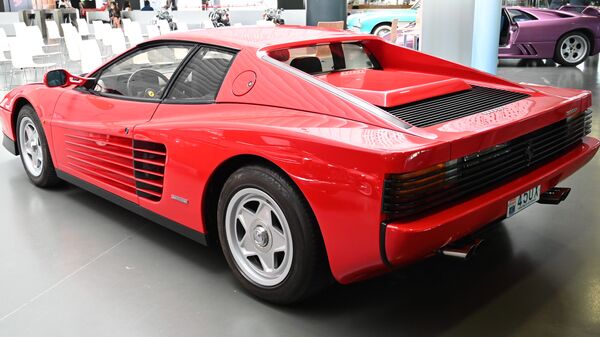 Автомобиль Ferrari Testarossa в Автомобильном музее Турина - Sputnik Azərbaycan