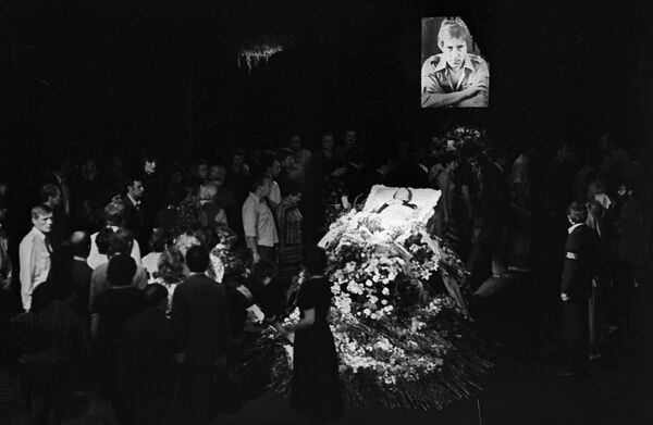 Прощание с легендой: как проходили похороны Высоцкого в дни Олимпиады Прощание с легендой: как проходили похороны Высоцкого в дни Олимпиады - Sputnik Азербайджан
