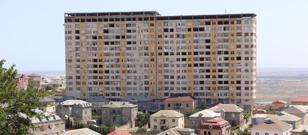 Binanın üstündə tikinti Binanın üstündə tikinti - Sputnik Азербайджан