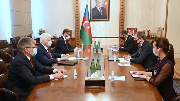 Встреча Джейхуна Байрамова и чрезвычайного и полномочного посла России в Азербайджане Михаила Бочарникова - Sputnik Azərbaycan