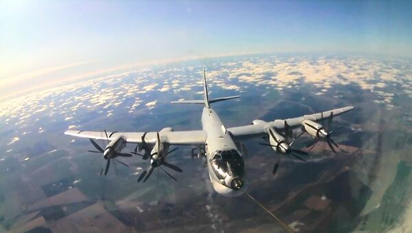 Высший пилотаж: экипажи ракетоносцев Ту-95 отработали дозаправку в воздухе - Sputnik Азербайджан