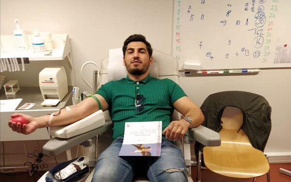Акция азербайджанских студентов «Не проливай кровь, а стань донором» в Эстонии - Sputnik Азербайджан