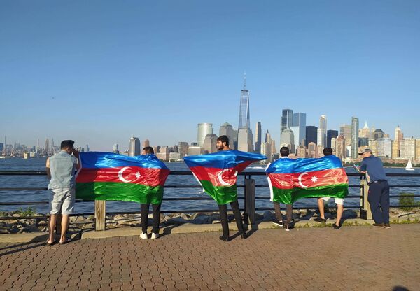 В небе Нью-Йорка кружил самолет с транспарантами о Карабахе - фото В небе Нью-Йорка кружил самолет с транспарантами о Карабахе - фото - Sputnik Азербайджан