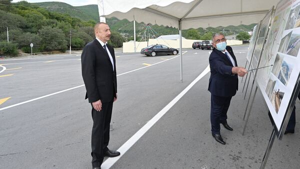 Prezident İlham Əliyev Şəkidə Qoxmuq-Baltalı-Babaratma-Qaradağlı-Qudula-Daşüz avtomobil yolunun yenidənqurmadan sonra açılışında - Sputnik Азербайджан