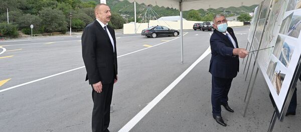 Prezident İlham Əliyev Şəkidə Qoxmuq-Baltalı-Babaratma-Qaradağlı-Qudula-Daşüz avtomobil yolunun yenidənqurmadan sonra açılışında Prezident İlham Əliyev Şəkidə Qoxmuq-Baltalı-Babaratma-Qaradağlı-Qudula-Daşüz avtomobil yolunun yenidənqurmadan sonra açılışında - Sputnik Азербайджан
