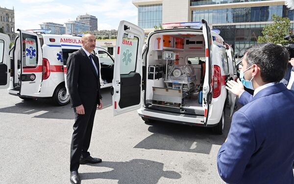 Президент Азербайджана Ильхам Алиев ознакомился с новыми автомобилями скорой медицинской помощи - Sputnik Азербайджан