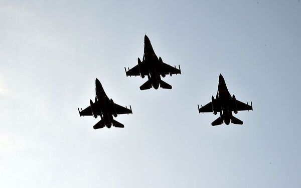 Самолеты F-16 ВВС Турции, участвующие в учениях “TurAz Qartalı-2020”, прибыли в Азербайджан - Sputnik Азербайджан