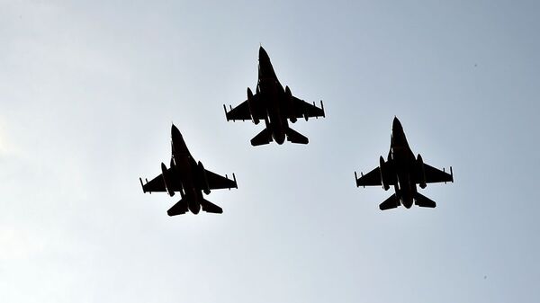“TurAz Qartalı-2020” təlimlərində iştirak edəcək F-16 təyyarələri Azərbaycana gəlib - Sputnik Азербайджан