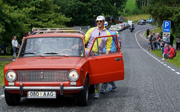 Участники юбилейного парада автомобилей Lada в Эстонии - Sputnik Азербайджан