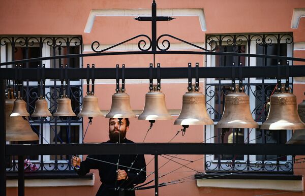 Звонарь Иван Привалов звонит в колокола в церкви Иоанна Богослова в Москве - Sputnik Азербайджан