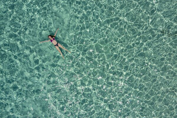 Девушка в море у острова Криси близ Крита, Греция - Sputnik Азербайджан