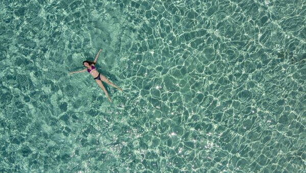 Девушка в море у острова Криси близ Крита, Греция - Sputnik Azərbaycan