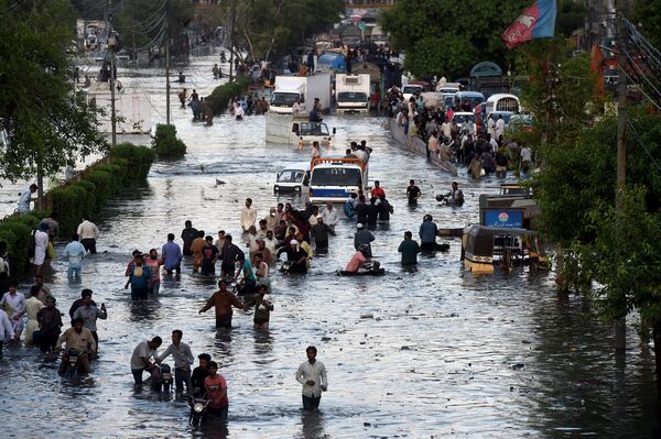 Затопленные улицы в Карачи, Пакистан  - Sputnik Азербайджан