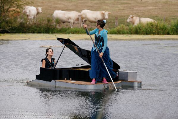 Музыканты во время выступления на воде в рамках репетиции к шоу Melting Flotte в Рикбуре, Франция - Sputnik Azərbaycan