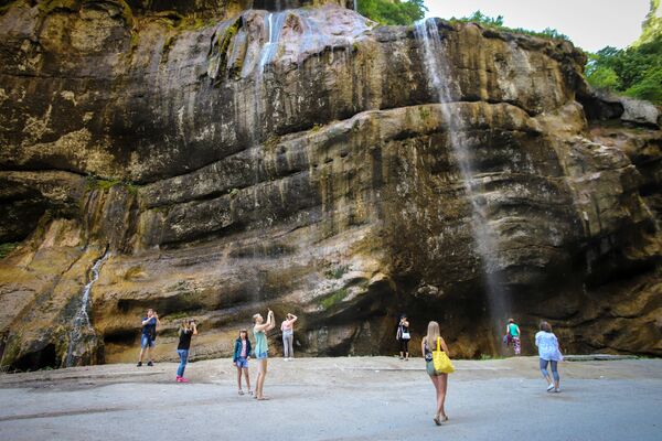 Туристы около Чегемских водопадов в Кабардино-Балкарии - Sputnik Азербайджан