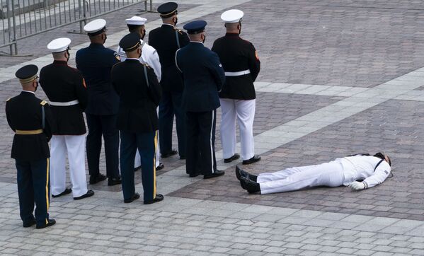 Офицер почетного караула потерял сознание от жары во время церемонии в Капитолии, Вашингтон - Sputnik Азербайджан
