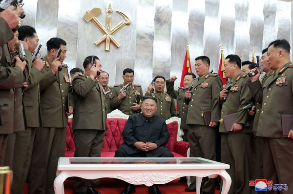 Ким Чен Ын позирует после вручения памятных пистолетов офицерам ВС КНДР - Sputnik Азербайджан