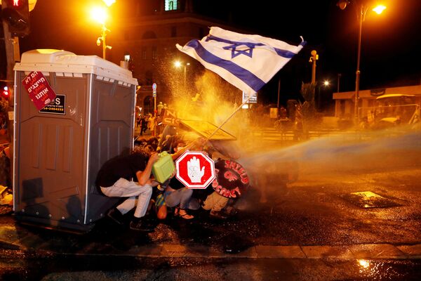 Police use water cannon during a protest against Israeli Prime Minister Benjamin Netanyahu's alleged corruption and his government's handling of the coronavirus disease (COVID-19) crisis, near his residence in Jerusalem July 26, 2020.  - Sputnik Азербайджан