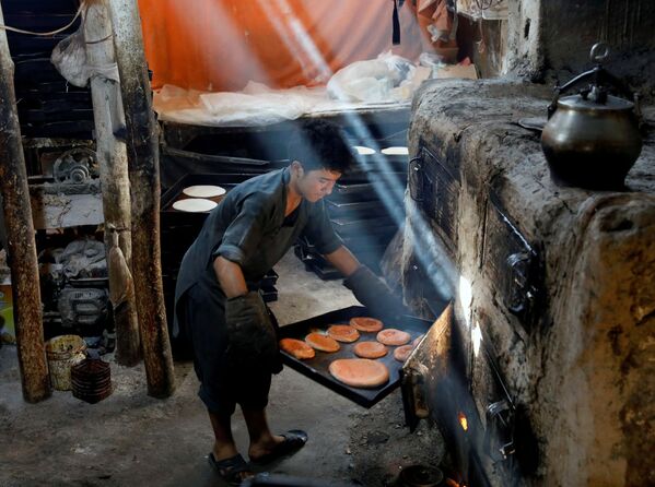 Мужчина готовит печенье для праздника Гуран байрам в Кабуле, Афганистан - Sputnik Азербайджан