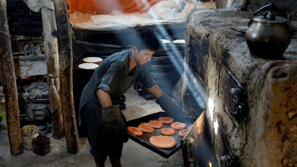 Мужчина готовит печенье для праздника Куран-байрам в Кабуле, Афганистан - Sputnik Azərbaycan