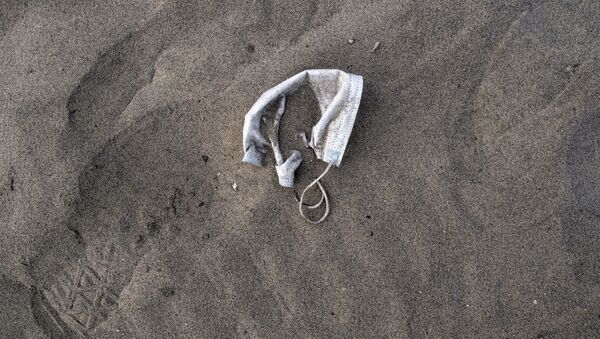 Использованная защитная маска, брошенная на пляже, фото из архива - Sputnik Азербайджан