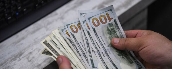 Кассир считает доллары, фото из архива - Sputnik Азербайджан
