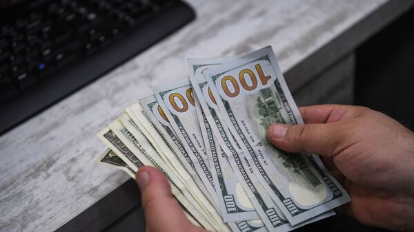 Кассир считает доллары, фото из архива - Sputnik Azərbaycan