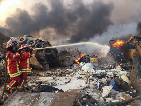 Тушение пожара на месте взрыва в Бейруте - Sputnik Азербайджан