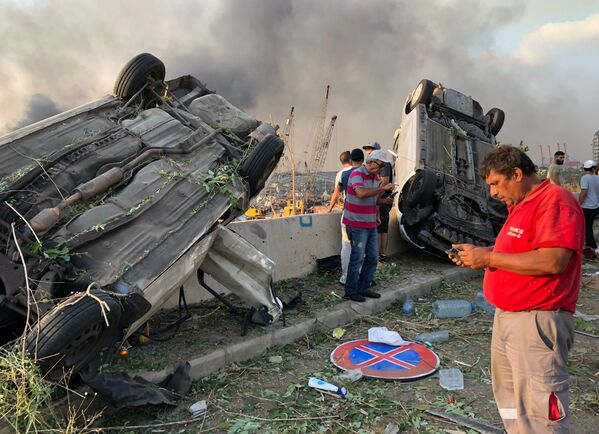 Машины, поврежденные в результате взрыва в Бейруте - Sputnik Азербайджан