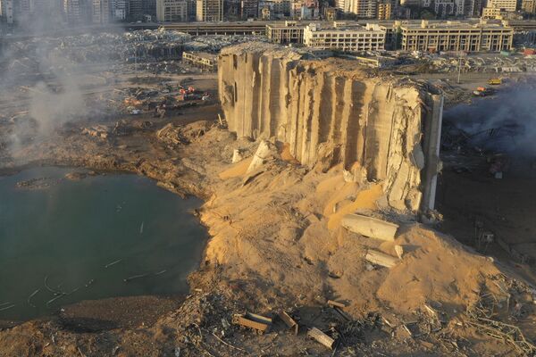 Разрушенное хранилище топлива в Бейруте после взрыва - Sputnik Азербайджан